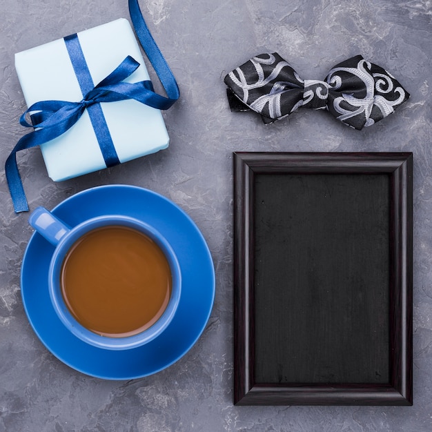 Vatertagsgeschenke mit leerem Rahmen und Tasse Kaffee