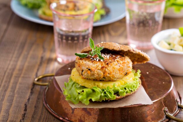 Vegane Burger mit Bohnen und Gemüse