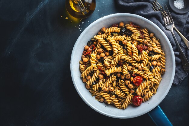 Vegane Pasta mit Gemüse und Kichererbsen