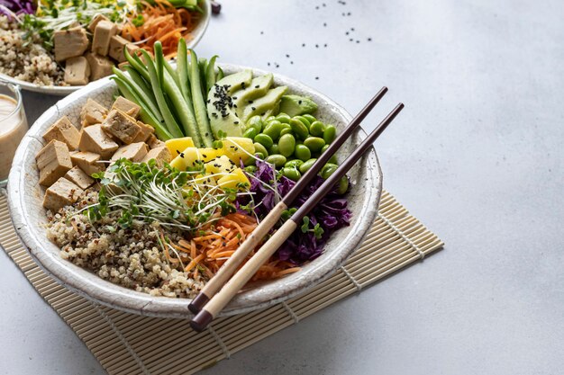 Vegane Poke Bowl mit mariniertem Tofu Fotografie