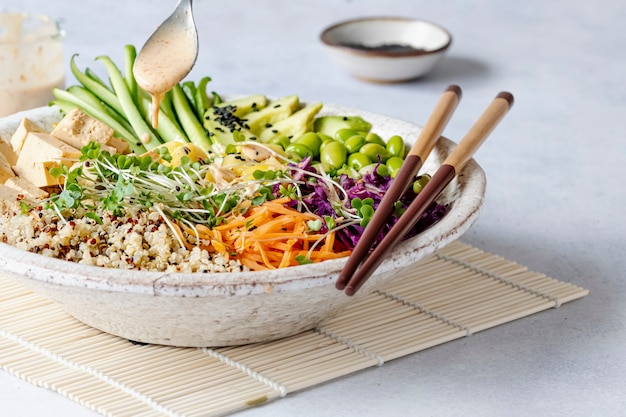 Kostenloses Foto vegane poke bowl mit mariniertem tofu fotografie