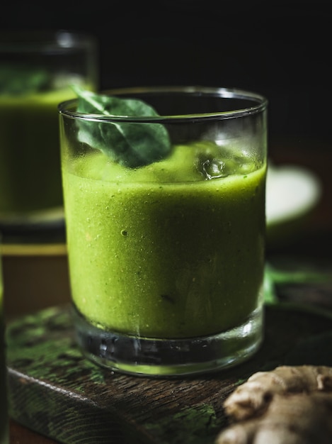 Kostenloses Foto veganer gemüse- und ingwer-smoothie