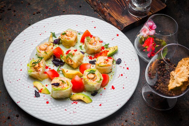 Veganer Salat mit hoher Blickwinkelansicht und Avocado