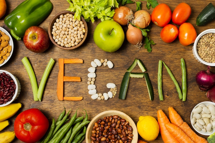 Kostenlose Foto veganes wort der flachen lage mit gemüsebuchstaben