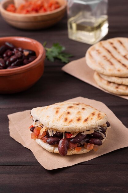 Vegetarische Arepas mit hohem Winkel