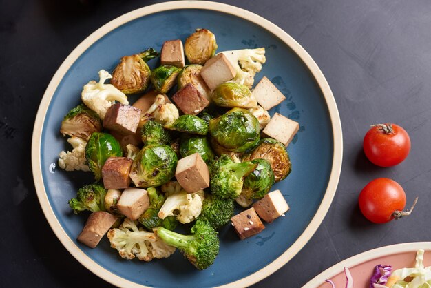 Vegetarische Buddha-Schale mit frischem Gemüsesalat und Kichererbsen.