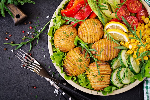 Vegetarische Buddha-Schale. Rohes Gemüse und Ofenkartoffeln in der Schüssel. Veganes Essen. Gesundes und Detoxnahrungsmittelkonzept. Ansicht von oben. Flach liegen