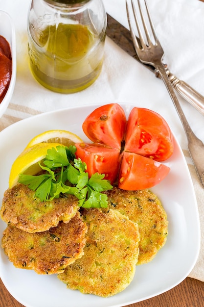 Vegetarische Burger mit Soße und selektivem Gemüsefokus