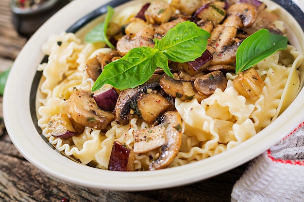 Kostenloses Foto vegetarische pasta mit champignons und auberginen, auberginen. italienisches essen. veganes essen.