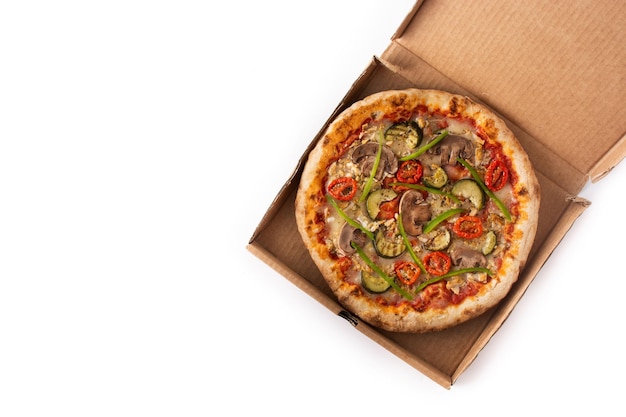 Vegetarische Pizza mit Zucchini-Tomaten-Paprikaschoten und Pilzen in verpackt isoliert