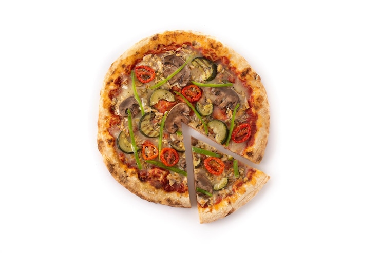 Kostenlose Foto vegetarische pizza mit zucchini-tomaten-paprikaschoten und pilzen