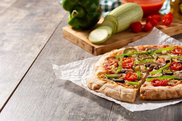 Kostenloses Foto vegetarische pizza mit zucchini-tomaten-paprikaschoten und pilzen