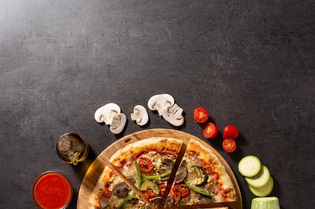Kostenloses Foto vegetarische pizza mit zucchini-tomaten-paprikaschoten und pilzen