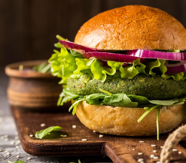 Vegetarischer Burger der Nahaufnahme auf Schneidebrett