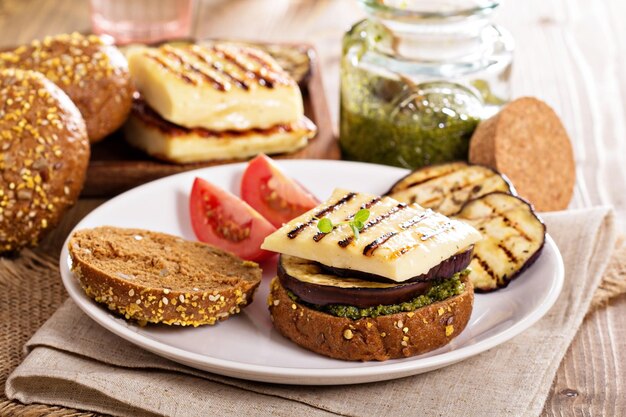 Vegetarischer Burger mit Käseaubergine und Pesto