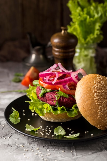 Vegetarischer Burger von vorne auf Teller