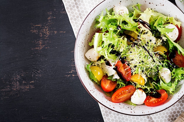 Kostenloses Foto vegetarischer salat mit kirschtomate, mozzarella und kopfsalat.