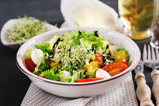 Vegetarischer Salat mit Kirschtomate, Mozzarella und Salat.