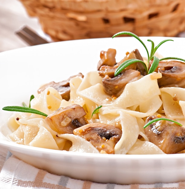 Vegetarisches Gericht mit Tagliatelle und Pilzen