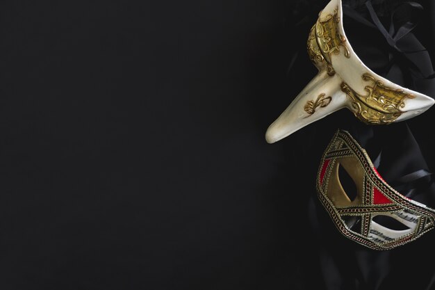 Venezianische Masken auf einem schwarzen Stoff