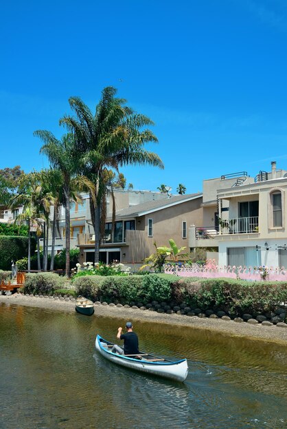 Venice Canals Gehweg mit Fluss und Boot in Los Angeles, Kalifornien.