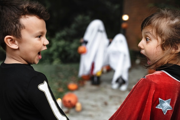 Verängstigte Kinder zu Halloween