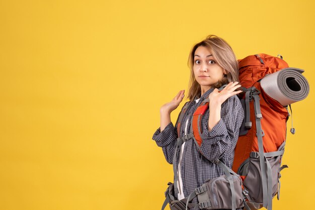 verängstigte reisende Frau mit rotem Rucksack