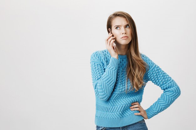 Verärgerte Frau am Telefon hängen