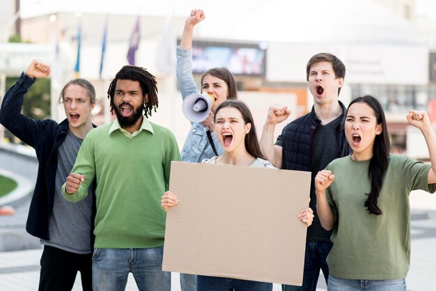 Verärgerte Menschen, die gegen das Konzept der schwarzen Lebensmaterie protestieren