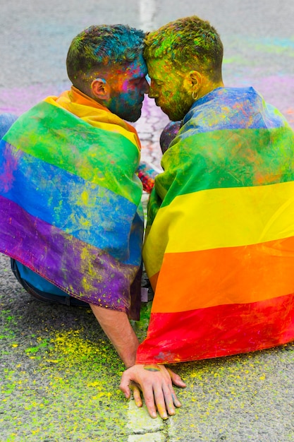 Verbindungsstirmen des homosexuellen Paares, die auf Straße sitzen