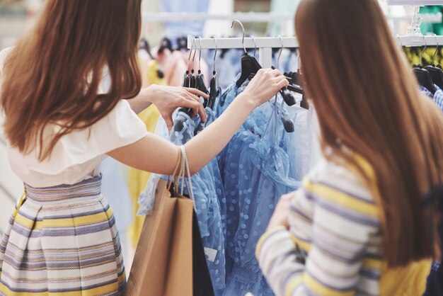 Verbringen Sie Zeit mit Bestie. Zwei Frauen, die im Einzelhandelsgeschäft einkaufen. Nahaufnahme