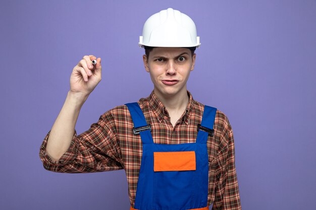 Verdächtiger junger männlicher Baumeister in Uniform mit Marker