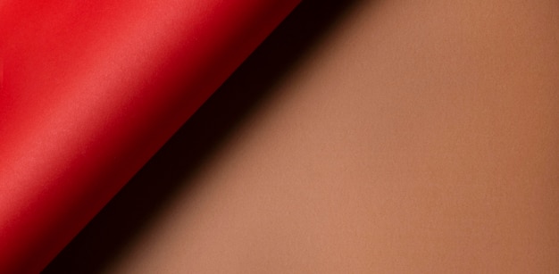 Verdrehtes rotes Papier und Kopierraum braunes Papier