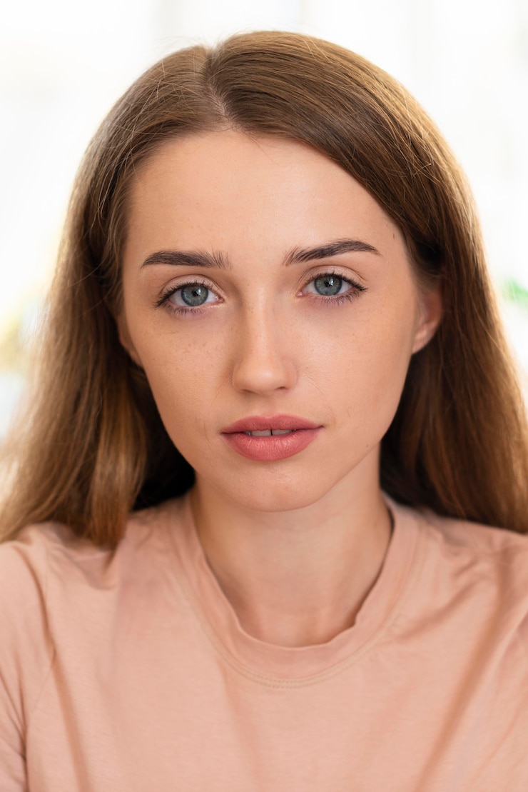 Kostenlose Foto verführerische frau, die alleine posiert