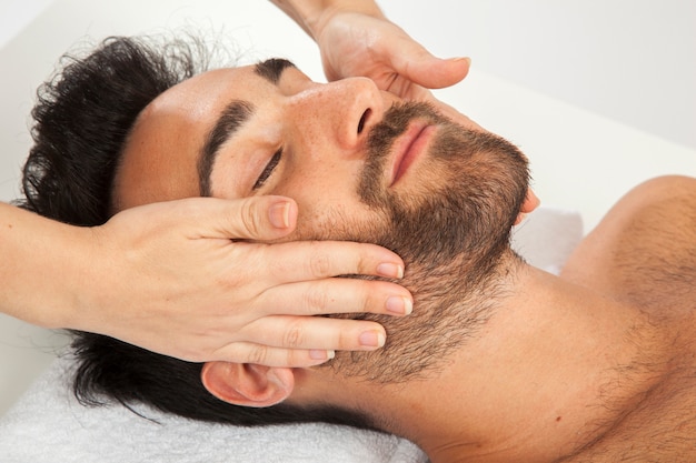 Vergnügen Gesicht während der Massage