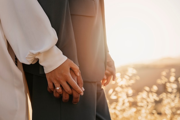 Verheiratetes Paar Händchen haltend Seitenansicht