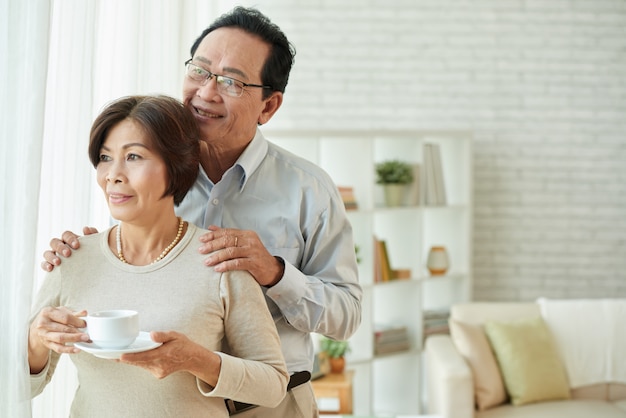 Verheiratetes Paar von den liebevollen Leuten, die zusammen Zeit am Morgen verbringen