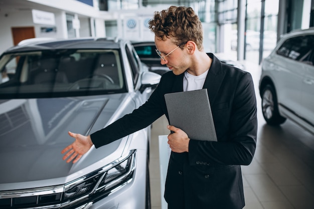 Kostenloses Foto verkäufer in einem autosalon