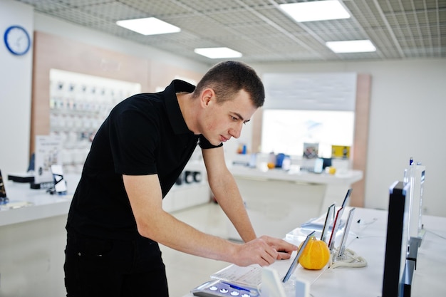 Verkäufer Mann Handy professioneller Berater im Tech Store oder Shop halten neues Smartphone zur Hand