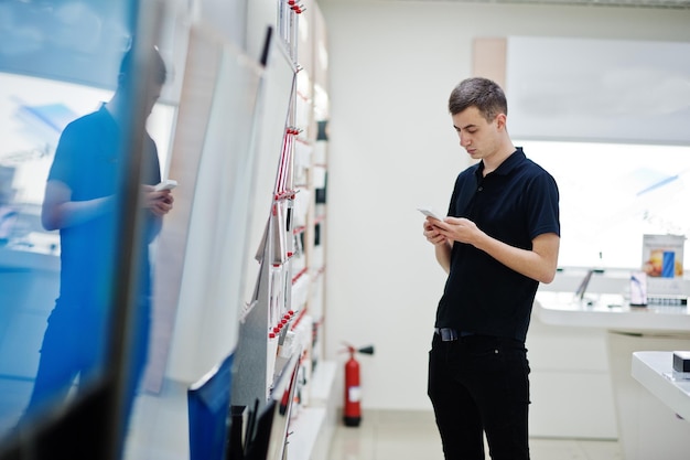 Verkäufer Mann Handy professioneller Berater im Tech Store oder Shop