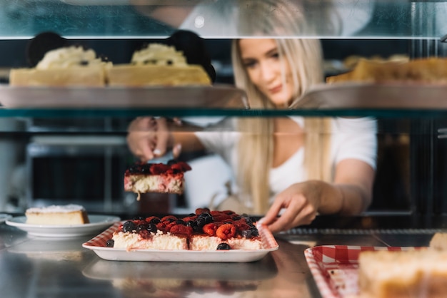 Kostenloses Foto verkäuferin hält gebäck