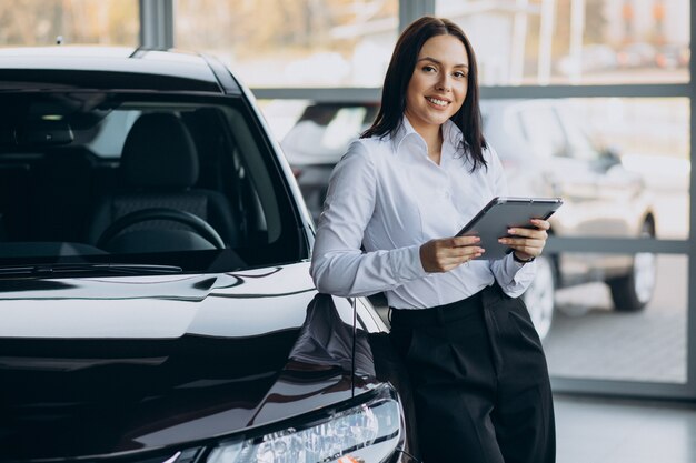 Verkäuferin im Autohaus, die Autos verkauft