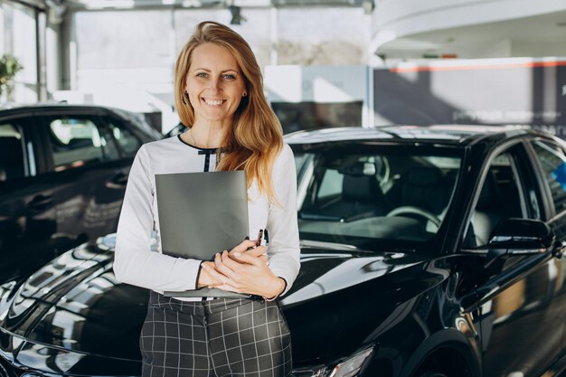 Verkäuferin in einem Autosalon