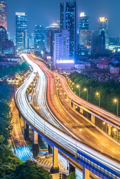 Verkehr auf Straße in Shanghai bei Nacht