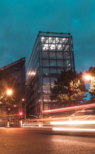 Verkehr in der Nacht in der Stadt