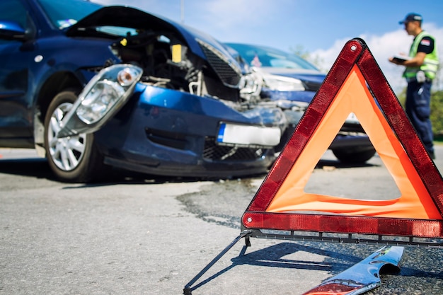 Verkehrsunfall mit zerschlagenen Autos