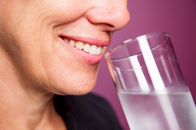 Kostenloses Foto verkostung trinken erfrischung frau frisch