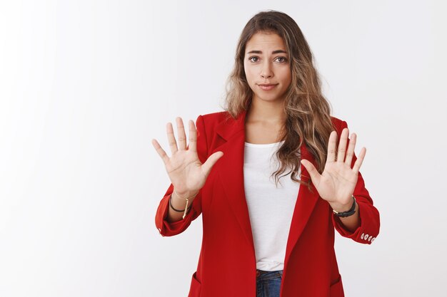 Verlangsamen Sie, nehmen Sie einfach. Mädchen, das eine negative Antwort zurückhält, die Verweigerung der verlängerten Handflächen anhebt, die Geste stoppen, die das Kontrollverhalten fordert, die Pferde halten, den wütenden Freund beruhigen, die weiße Wand stehen