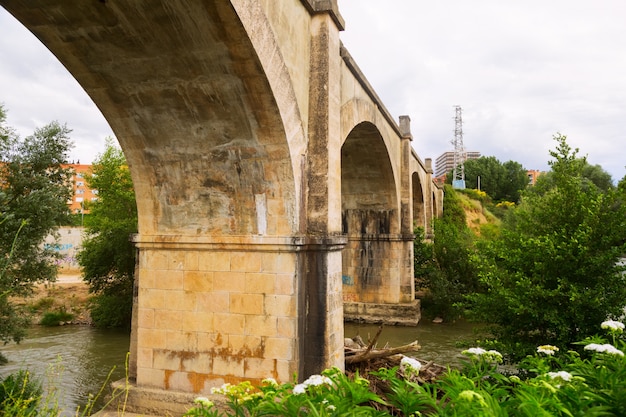 verlassene Brücke über Tiron Fluss in Haro