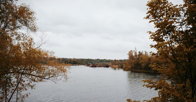 Verlassene Fähre am Fluss Pripjat in Tschernobyl, Ukraine